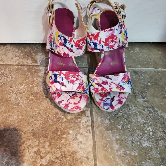 Sandals - Picture 2 of 4